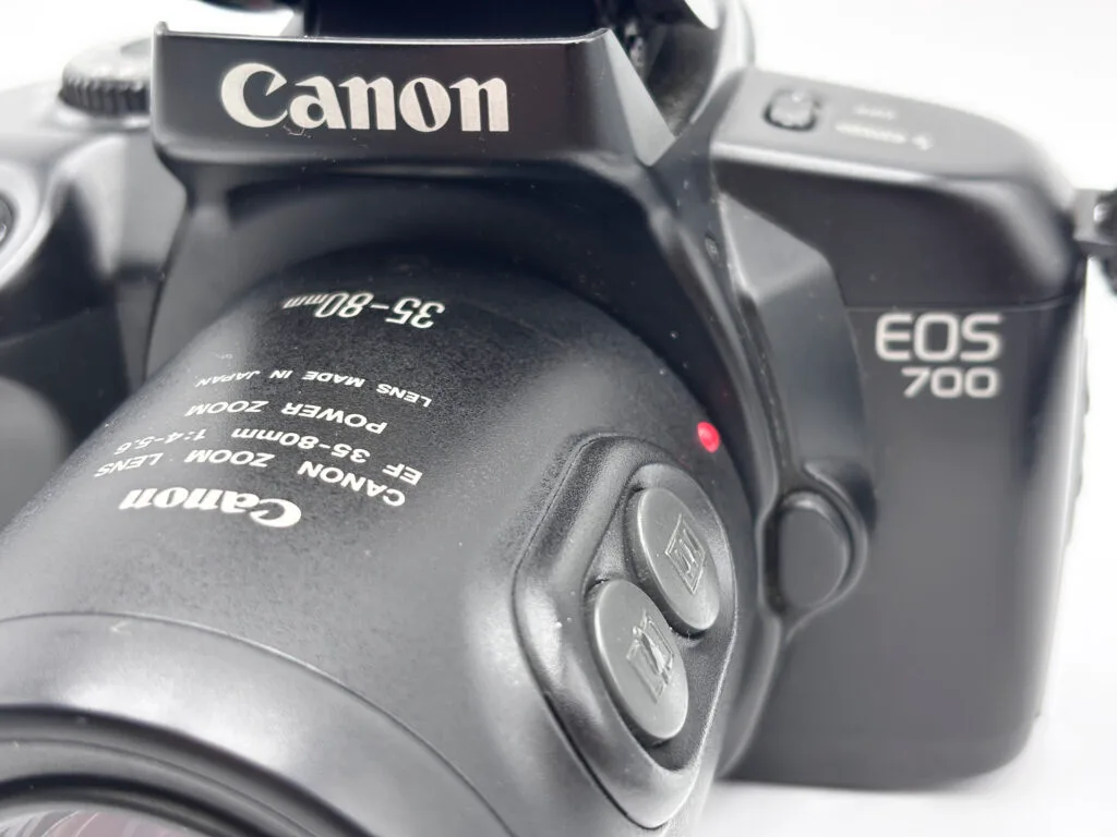 Gros plan sur les boutons de Power Zoom du Canon EF 35-80mm monté sur Canon EOS 700
