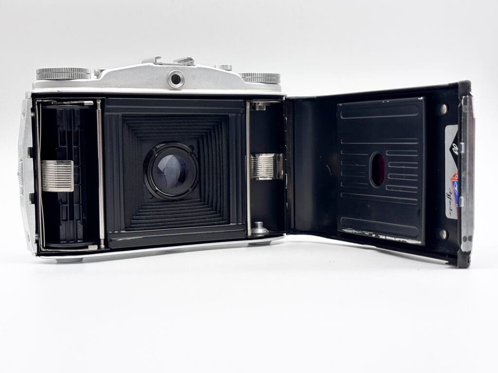 Intérieur de l'Agfa Isolette II, dos ouvert montrant la chambre film 6x6, les rails de guidage