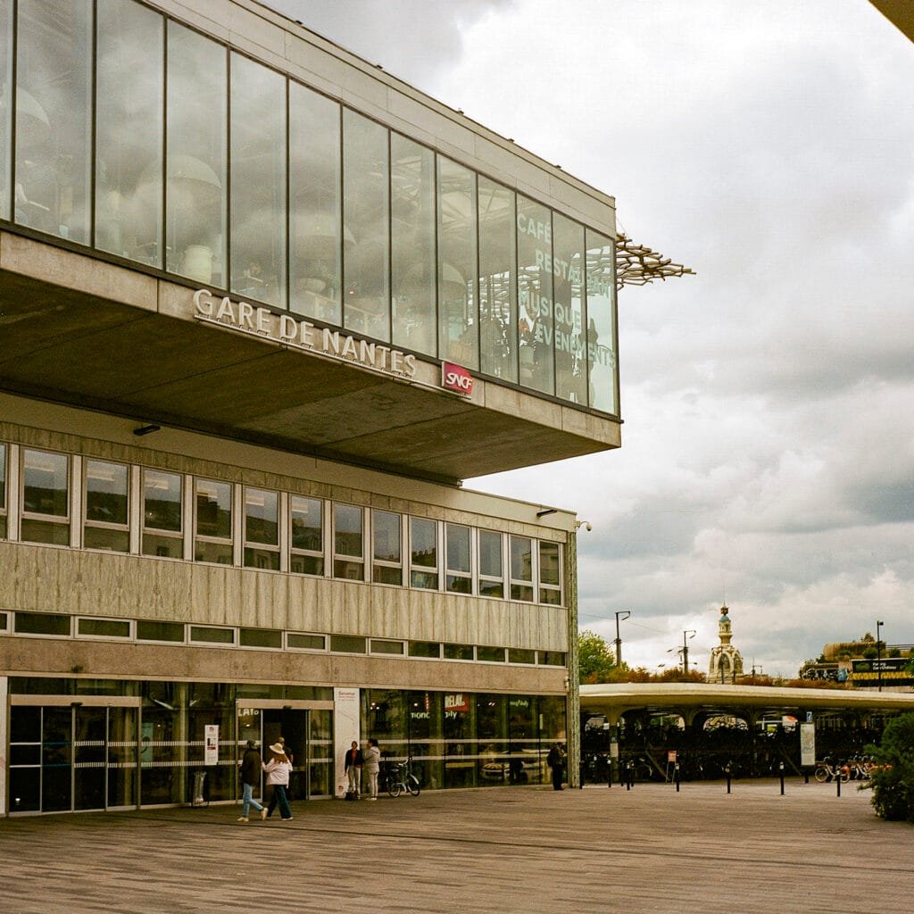 Façade extérieure de la gare de Nantes sous ciel nuageux, photographiée avec l'Agfa Isolette II sur Kodak Portra 400