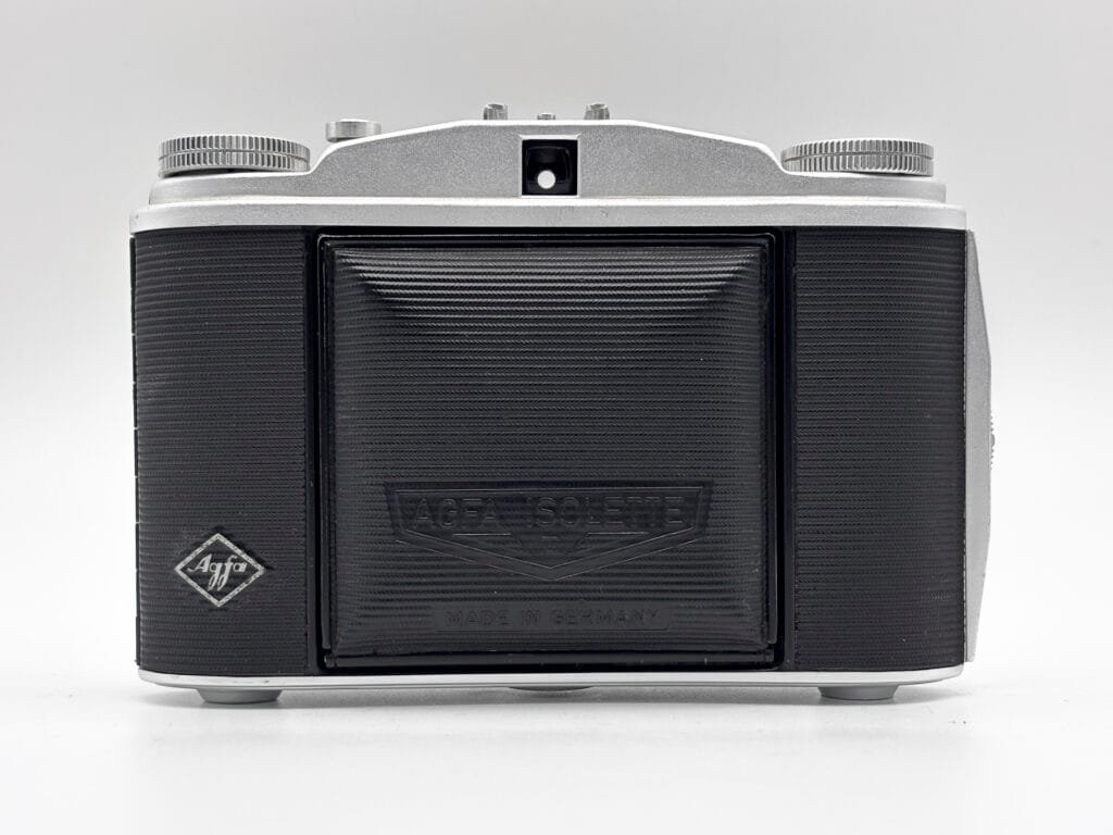 Agfa Isolette II fermé de face, marquage Agfa Isolette et Made in Germany en relief sur le panneau avant