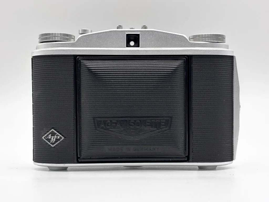 Agfa Isolette II fermé de face, marquage Agfa Isolette et Made in Germany en relief sur le panneau avant