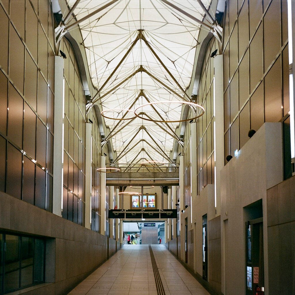 Hall de la gare de Nantes et sa verrière photographiés en symétrie avec l'Agfa Isolette II sur Kodak Portra 400