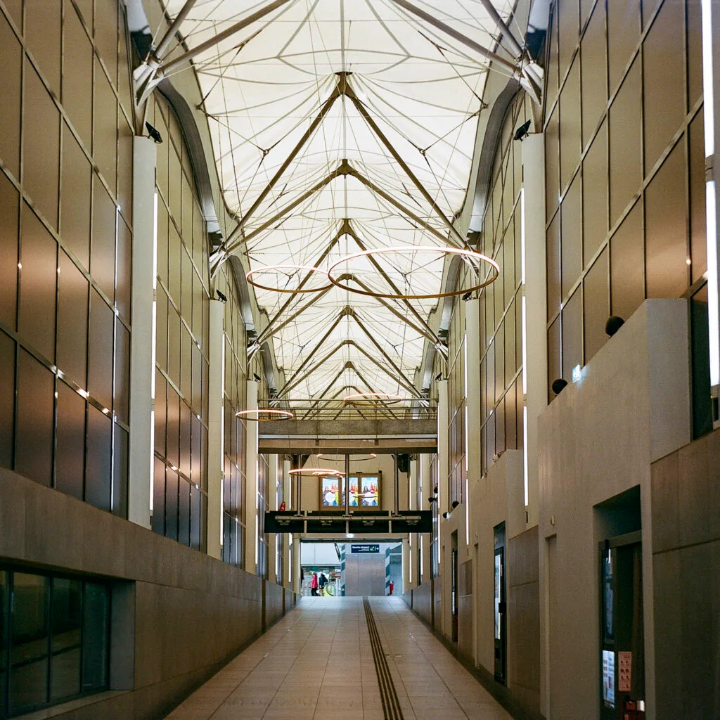 Hall de la gare de Nantes et sa verrière photographiés en symétrie avec l'Agfa Isolette II sur Kodak Portra 400