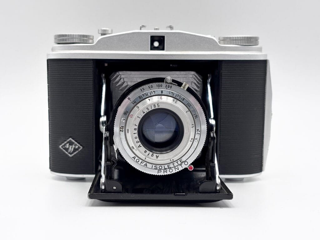 Agfa Isolette II ouvert de face, objectif Apotar 1:4,5/85 et obturateur Pronto, appareil photo folding moyen format 6x6