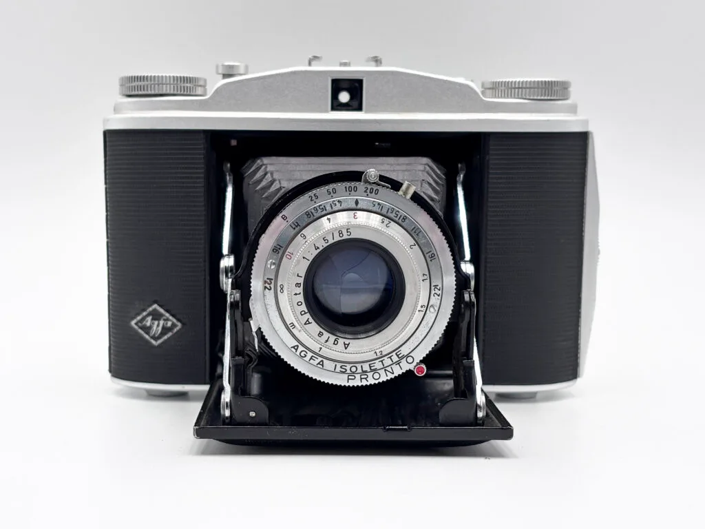 Agfa Isolette II ouvert de face, objectif Apotar 1:4,5/85 et obturateur Pronto, appareil photo folding moyen format 6x6