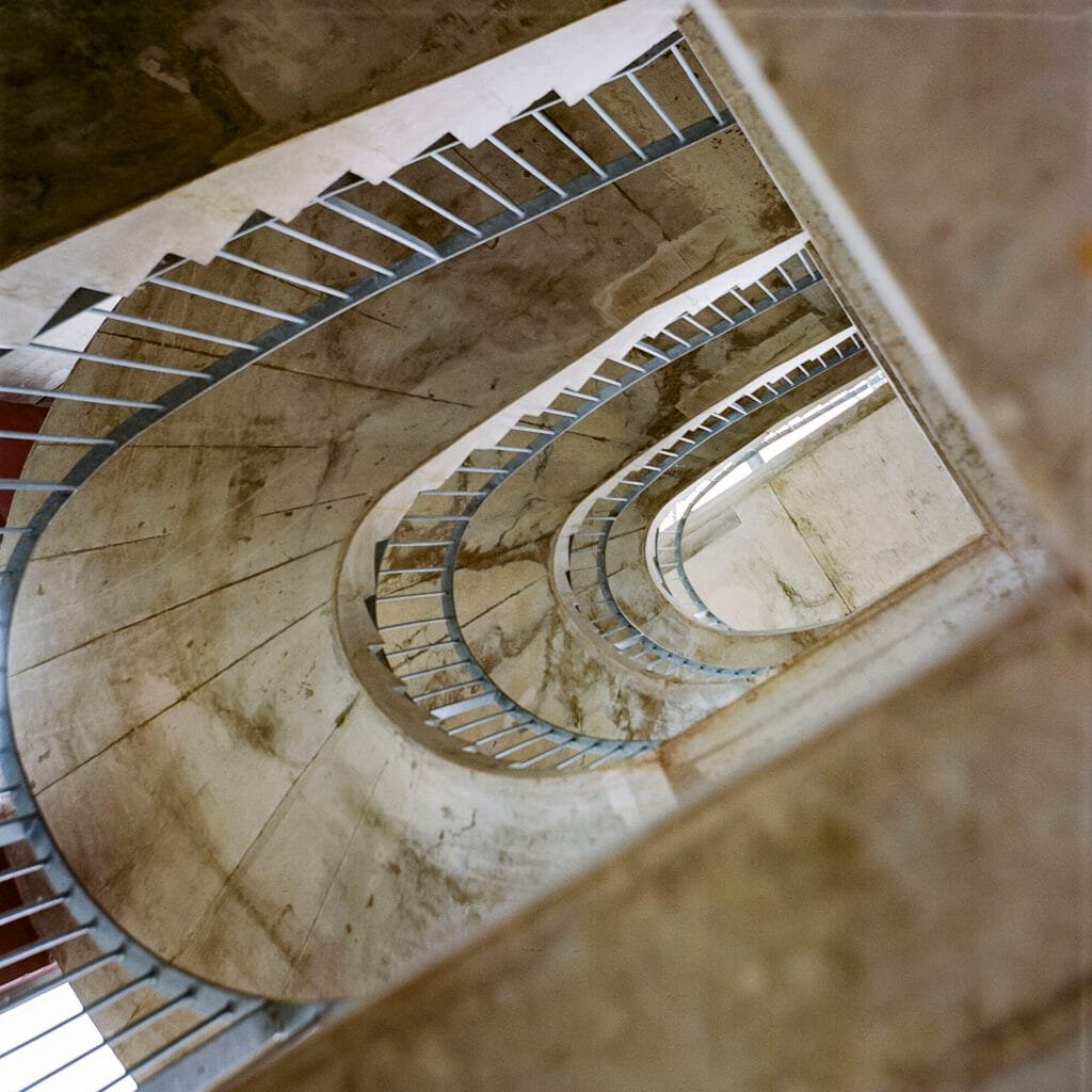 Escalier en colimaçon du parking Gare Sud de Nantes photographié en contre-plongée avec l'Agfa Isolette II sur Kodak Portra 400