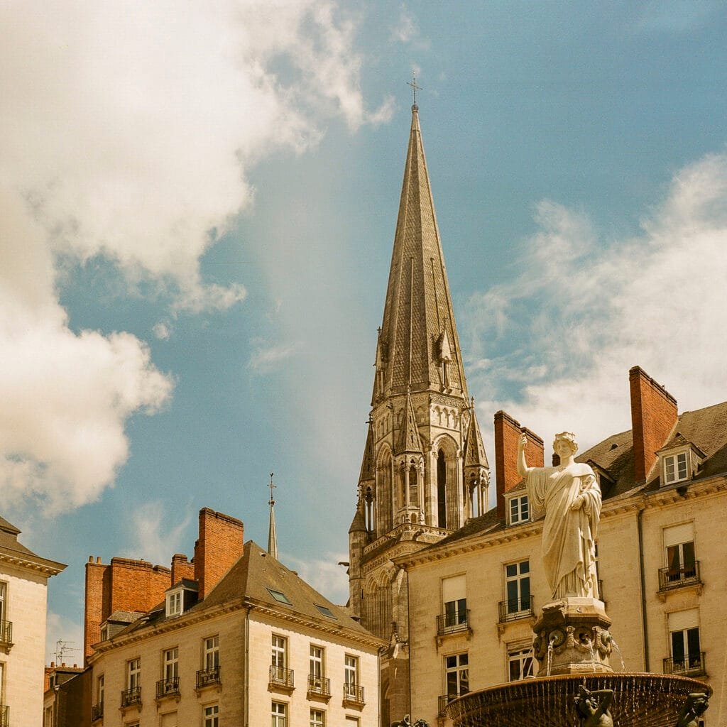 Fontaine de la place Royale de Nantes avec le clocher de Saint-Nicolas, photographiée avec l'Agfa Isolette II sur Kodak Portra 400