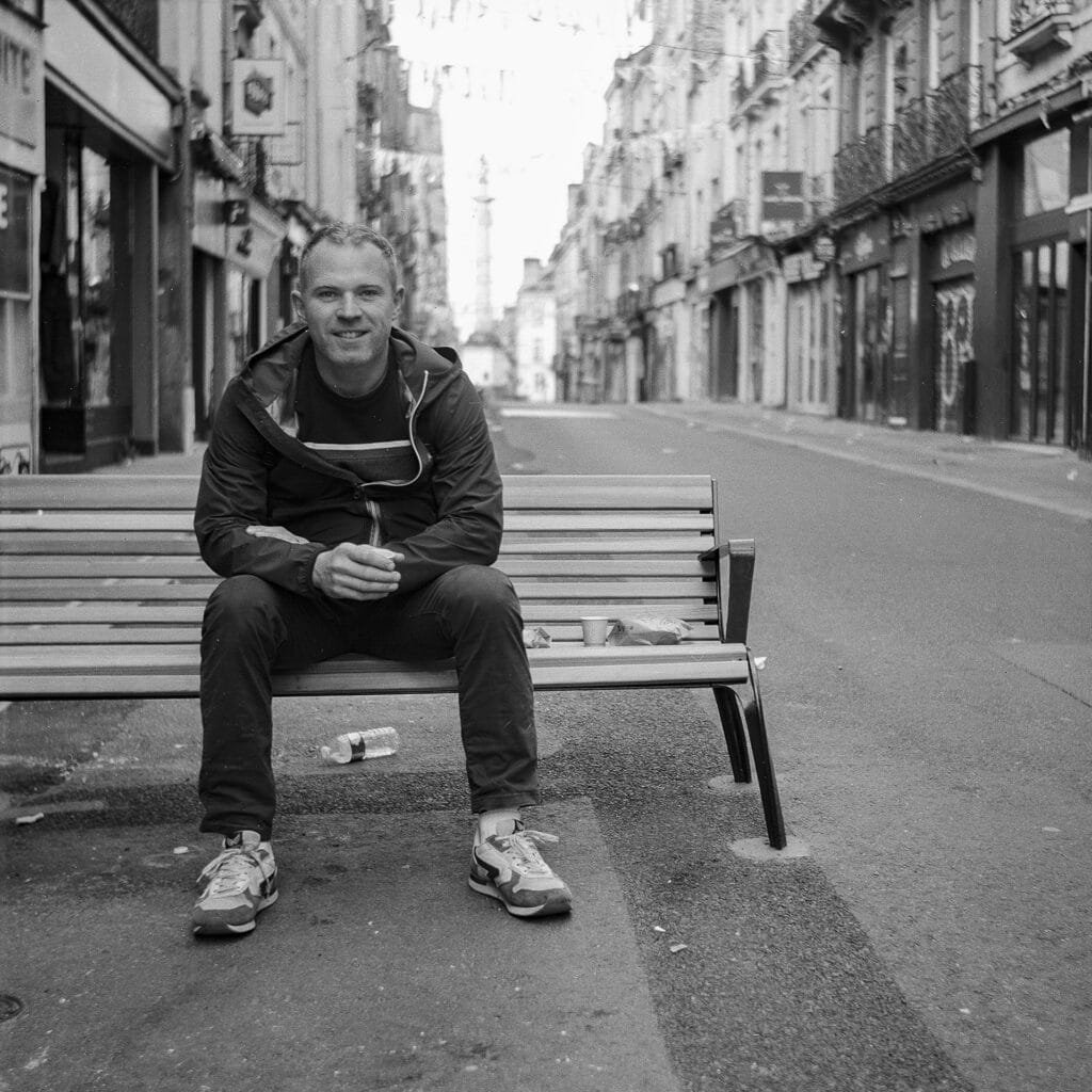 Portrait en noir et blanc pris avec l'Agfa Isolette II sur Ilford HP5, rue Maréchal Joffre à Nantes