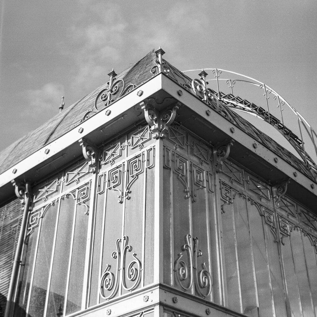 Architecture art nouveau de la serre du Jardin des Plantes de Nantes, photographiée avec l'Agfa Isolette II sur Ilford HP5