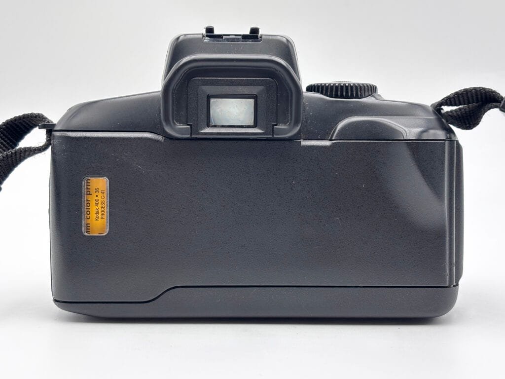 Dos du Canon EOS 700 argentique avec viseur oculaire et étiquette pellicule Kodak 400 visible