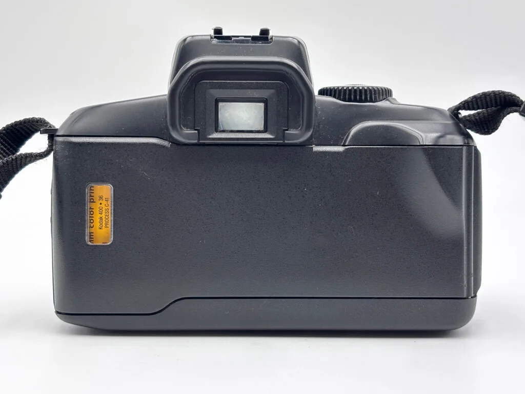 Dos du Canon EOS 700 argentique avec viseur oculaire et étiquette pellicule Kodak 400 visible