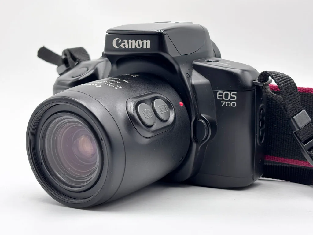 Canon EOS 700 argentique avec zoom Canon EF 35-80mm, vue de trois quarts avant