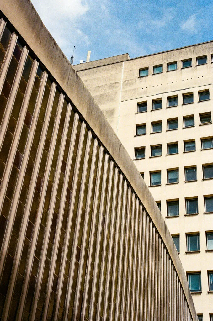 Façade nervurée de la chapelle du CHU de Nantes en contre-plongée, bâtiment hospitalier en arrière-plan, Canon EOS 700