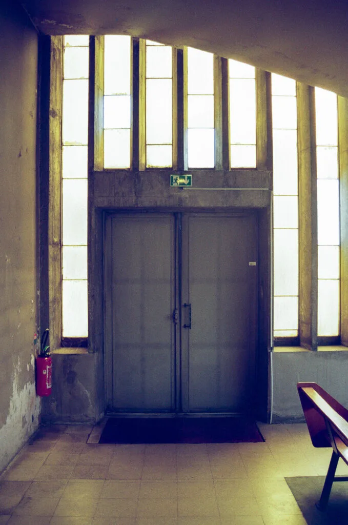 Porte intérieure de la chapelle du CHU de Nantes encadrée de verrières en contre-jour, Canon EOS 700