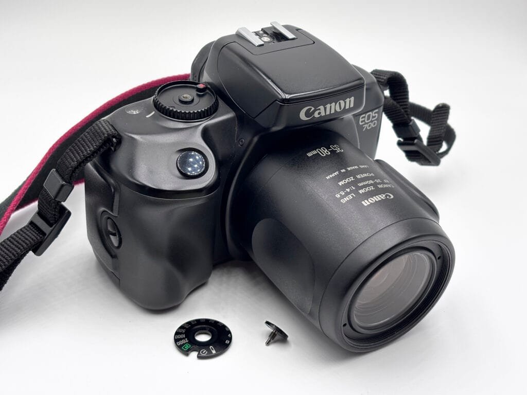 Canon EOS 700 avec molette réversible retirée, face vitesses visible : B, 500, 1000, 2000