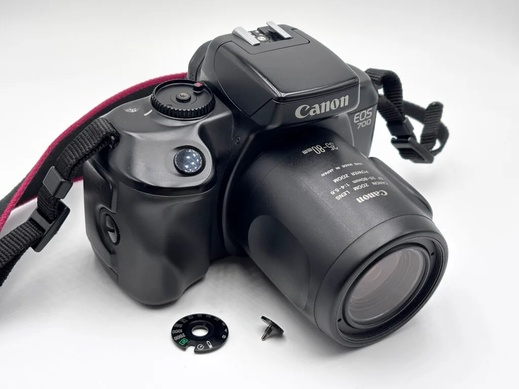 Canon EOS 700 avec molette réversible retirée, face vitesses visible : B, 500, 1000, 2000