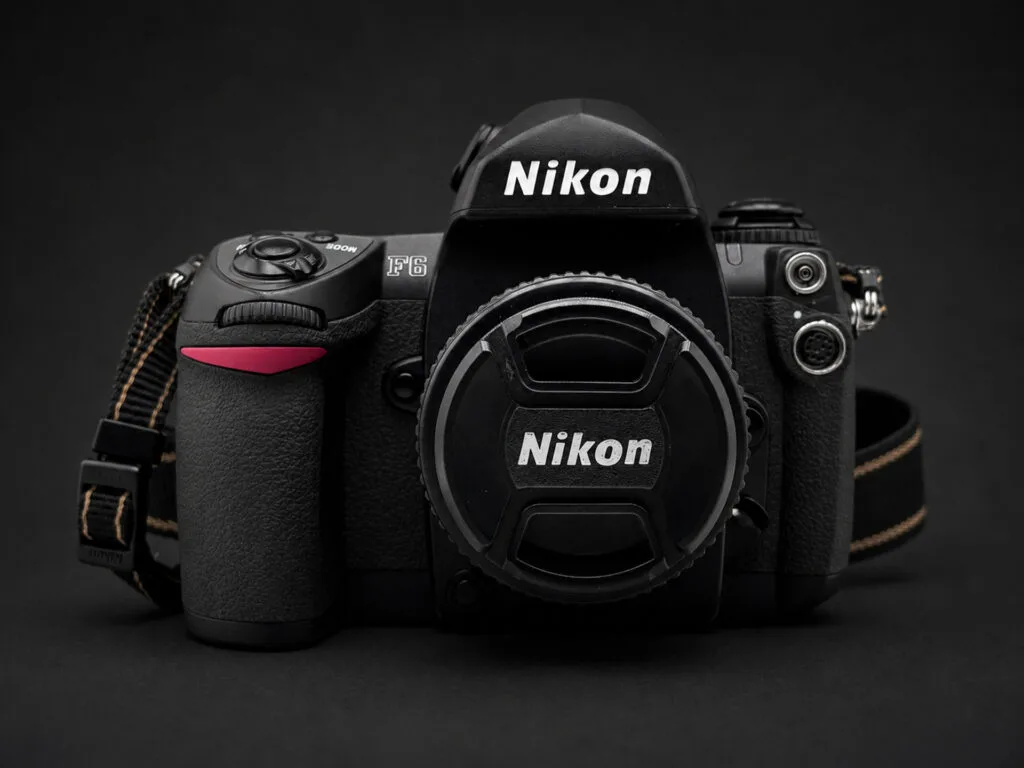 Nikon F6 de face avec bouchon d'objectif — reflex argentique 35mm professionnel