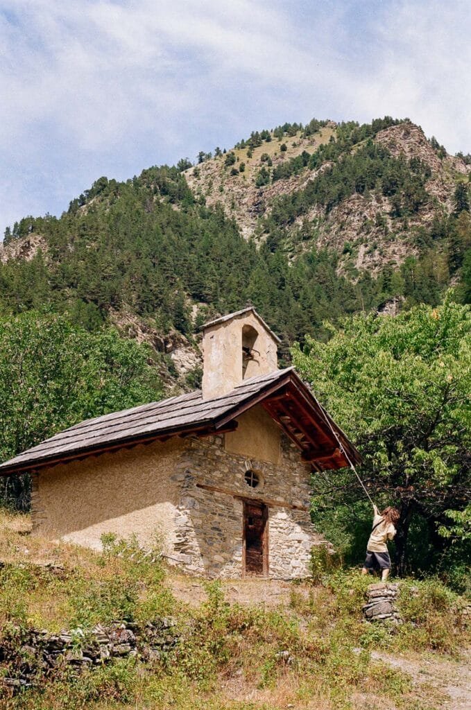 Chapelle de la Visitation dans la forêt de Saluces, Hautes-Alpes — Nikon F6, Kodak Color 200