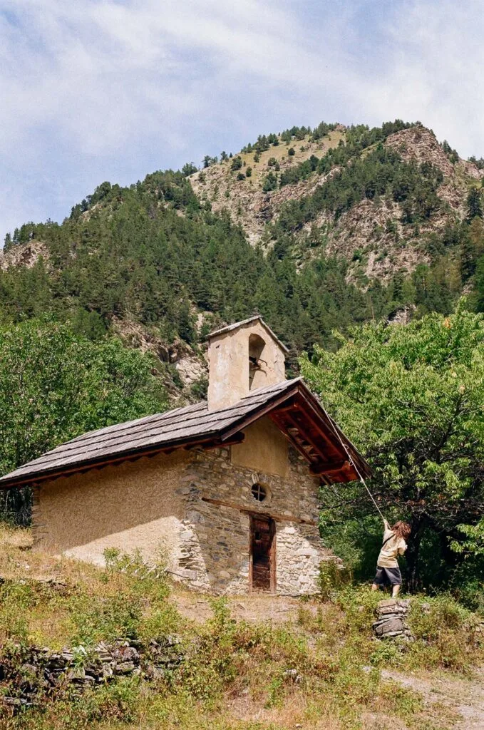 Chapelle de la Visitation dans la forêt de Saluces, Hautes-Alpes — Nikon F6, Kodak Color 200