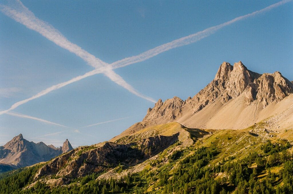 Traînées d'avion en croix sur les crêtes de la haute Clarée — Nikon F6, Kodak Color 200