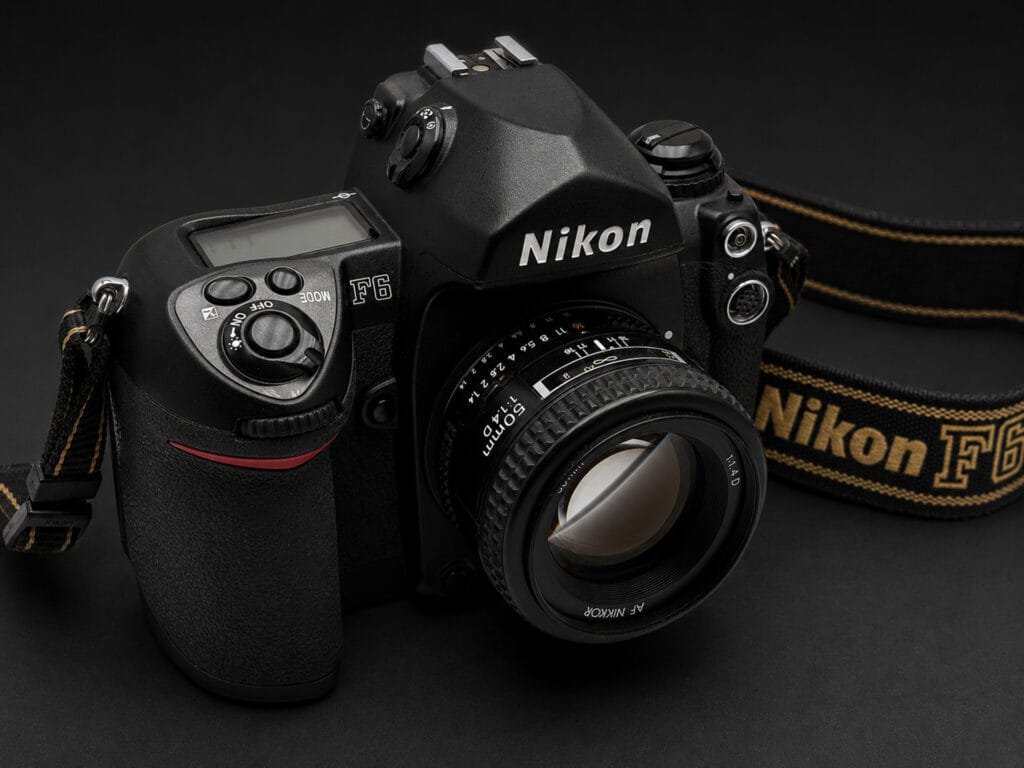 Nikon F6 et AF Nikkor 50mm f/1.4D — vue trois quarts avec courroie Nikon F6 d'origine