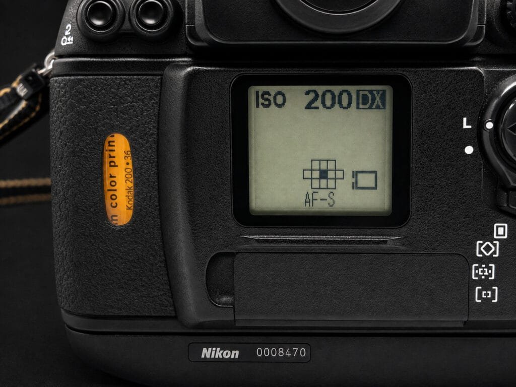 Nikon F6 numéro de série 0008470 — LCD arrière avec ISO 200 et Kodak Color 200 chargée