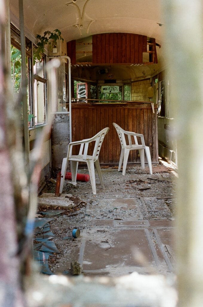 Intérieur du tramway abandonné sur la route Napoléon — Nikon F6, Kodak Pro Image 100