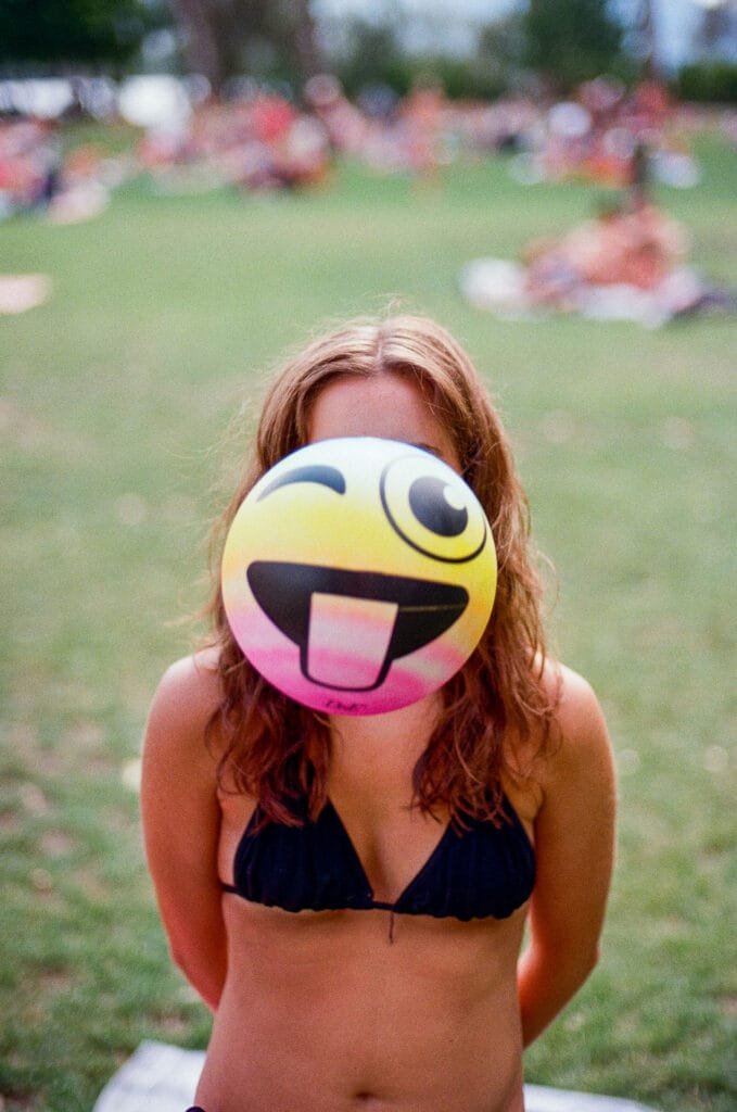 Portrait au ballon smiley — plan d'eau d'Embrun — Nikon F6, Kodak Pro Image 100