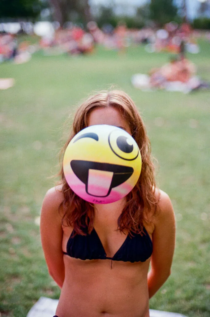 Portrait au ballon smiley — plan d'eau d'Embrun — Nikon F6, Kodak Pro Image 100