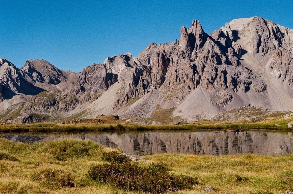 Lac alpin et crêtes rocheuses, Haute Clarée — Nikon F6, Kodak Pro Image 100