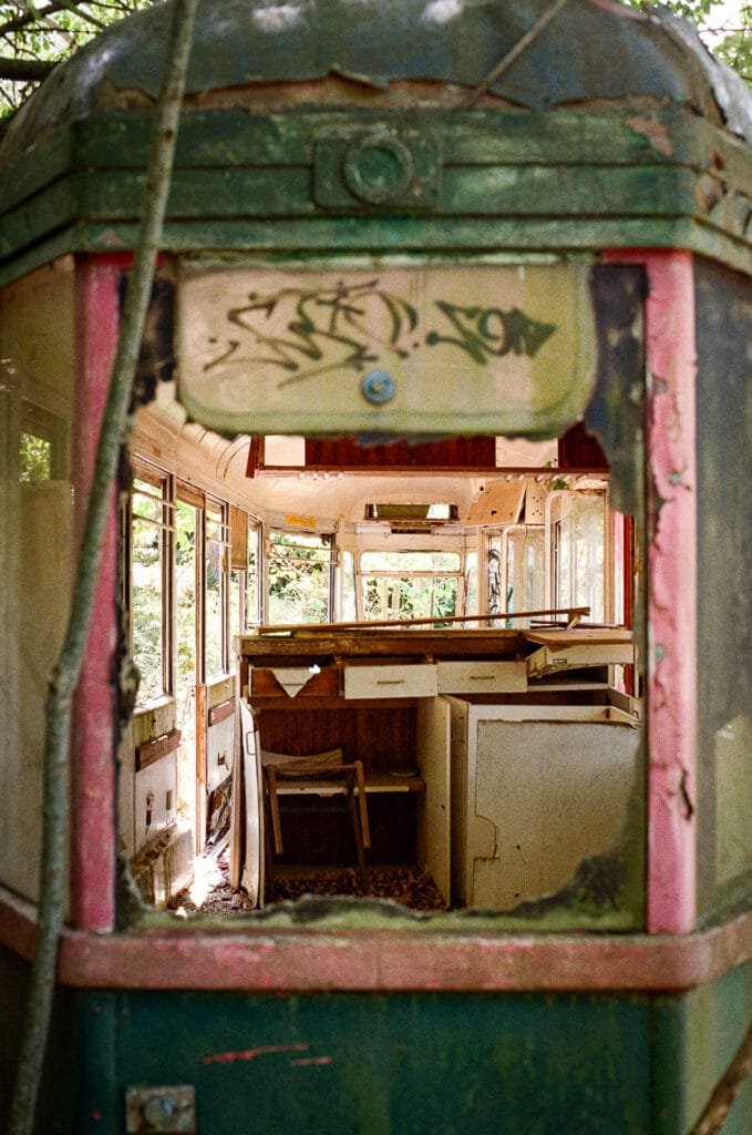 Vieux tramway abandonné sur la route Napoléon — Nikon F6, Kodak Pro Image 100