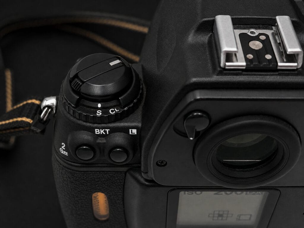 Nikon F6 — sélecteur de cadence S/CL/L et bouton bracketing BKT