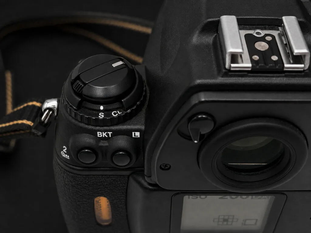 Nikon F6 — sélecteur de cadence S/CL/L et bouton bracketing BKT