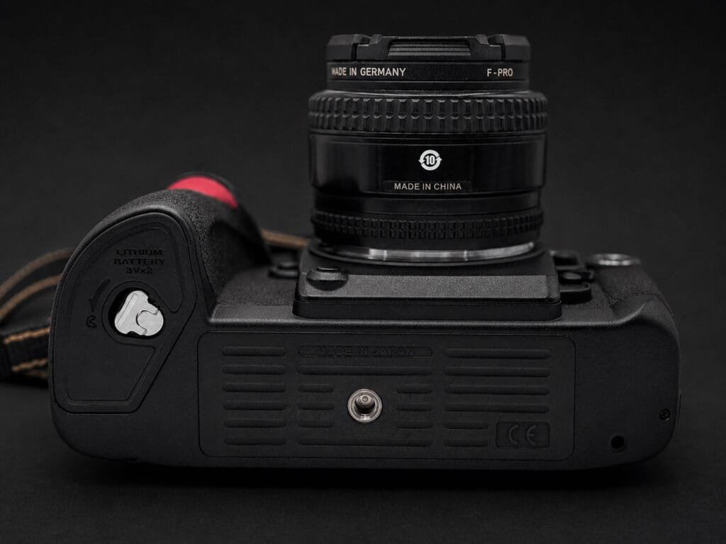 Nikon F6 — semelle avec inscription Made in Japan et compartiment piles lithium CR123A