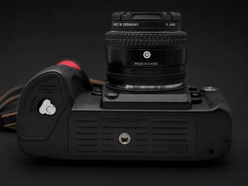 Nikon F6 — semelle avec inscription Made in Japan et compartiment piles lithium CR123A