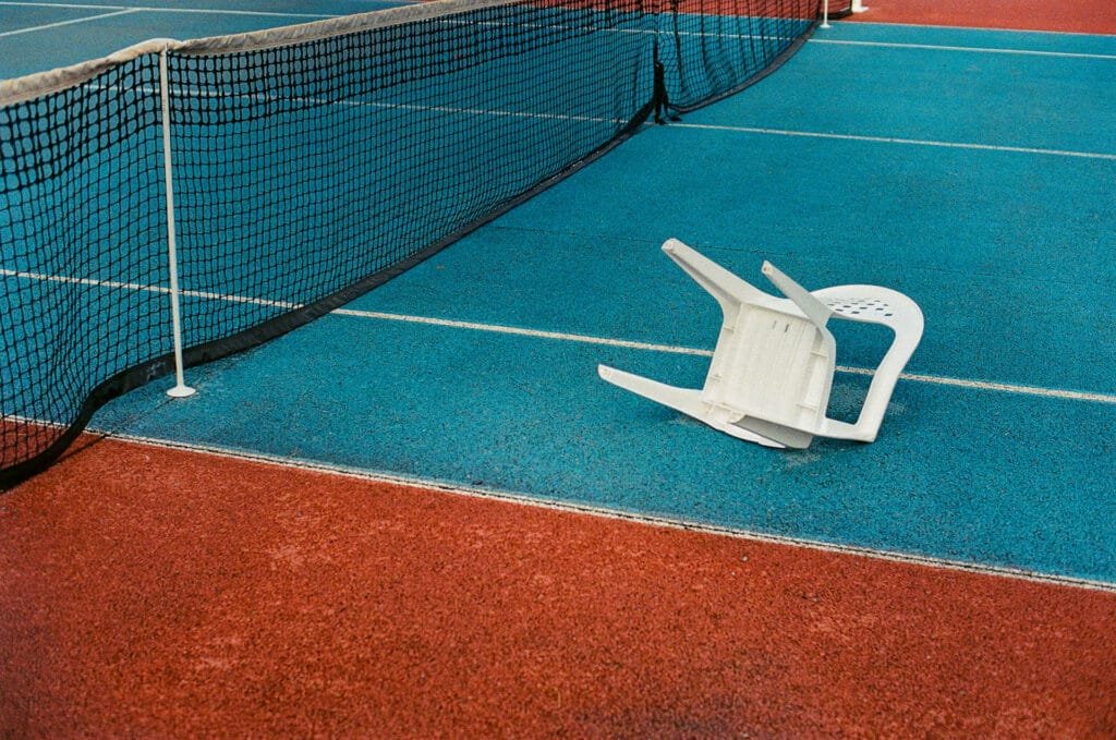 Chaise en plastique renversée sur court de tennis — Embrun — Nikon F6, Kodak Ultramax 400