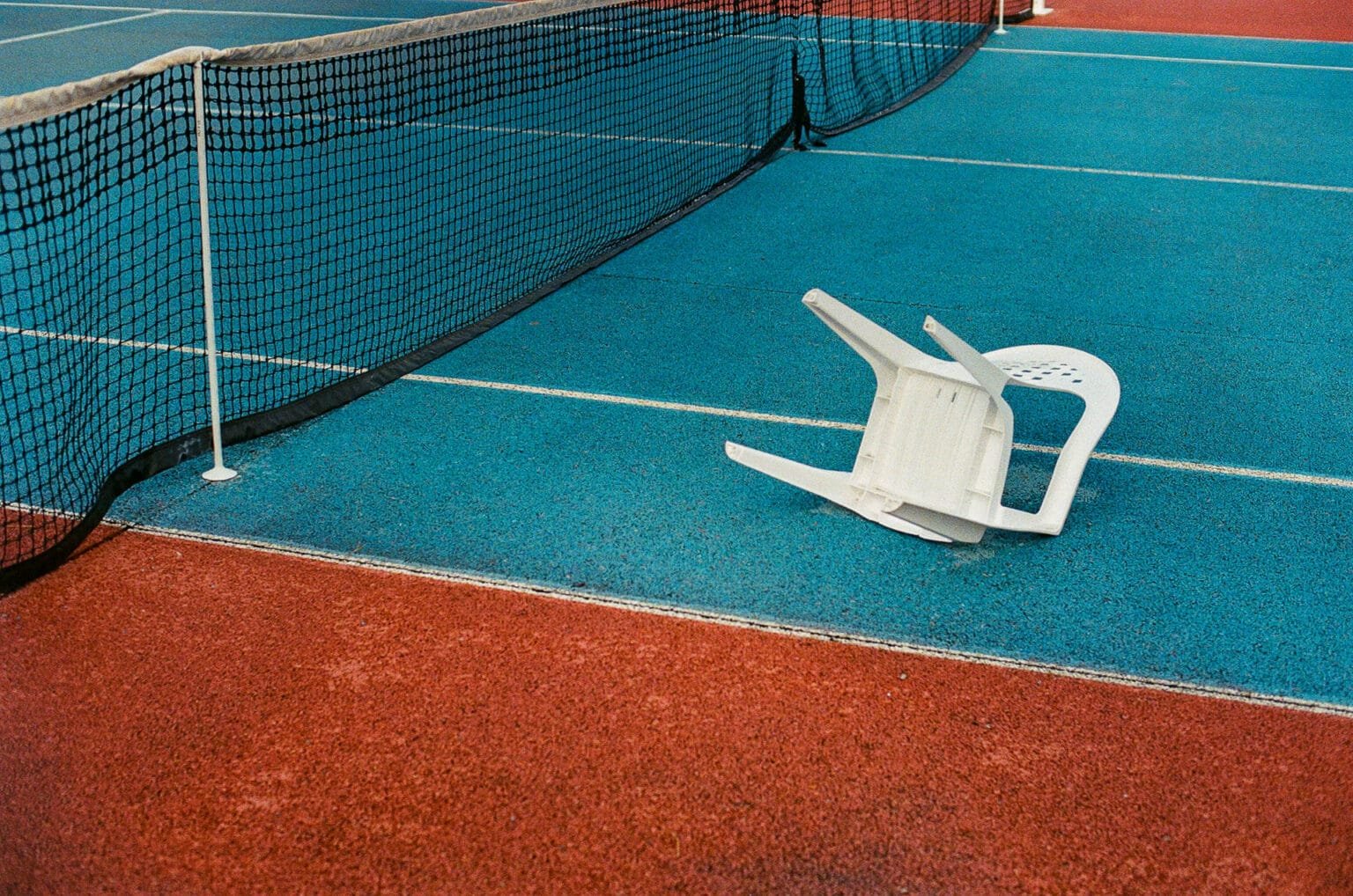Chaise en plastique renversée sur court de tennis — Embrun — Nikon F6, Kodak Ultramax 400