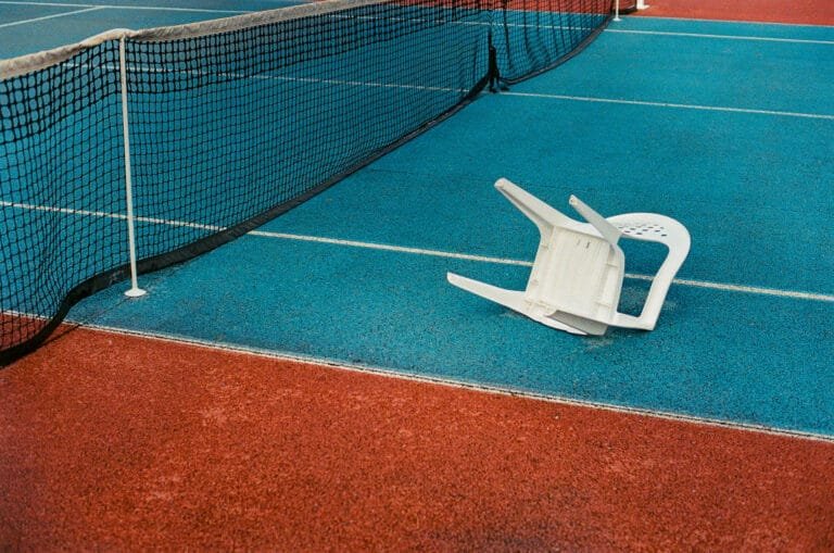 Chaise en plastique renversée sur court de tennis — Embrun — Nikon F6, Kodak Ultramax 400