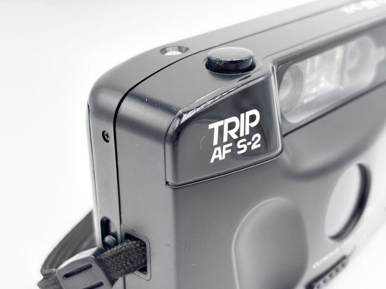 Olympus Trip AF S-2 détail logo déclencheur flash compact argentique