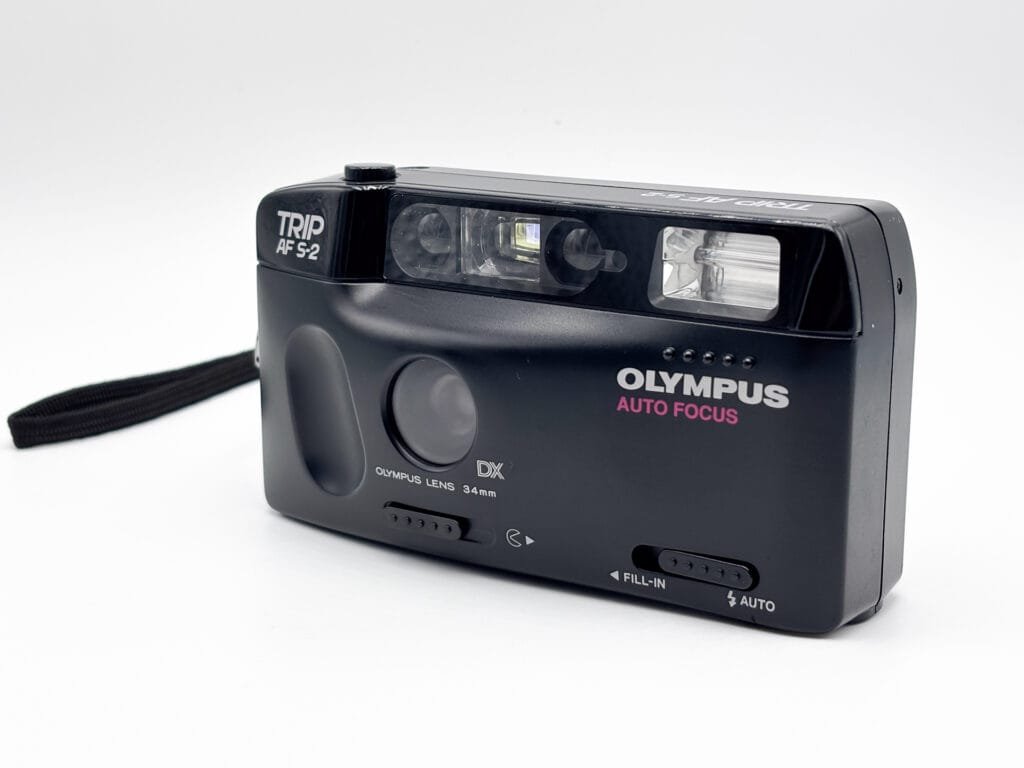 Olympus Trip AF S-2 compact argentique vue trois quarts gauche objectif 34mm