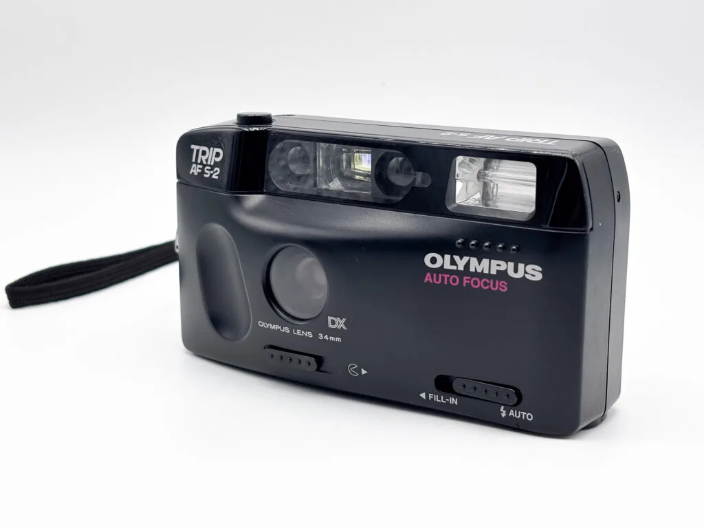 Olympus Trip AF S-2 compact argentique vue trois quarts gauche objectif 34mm