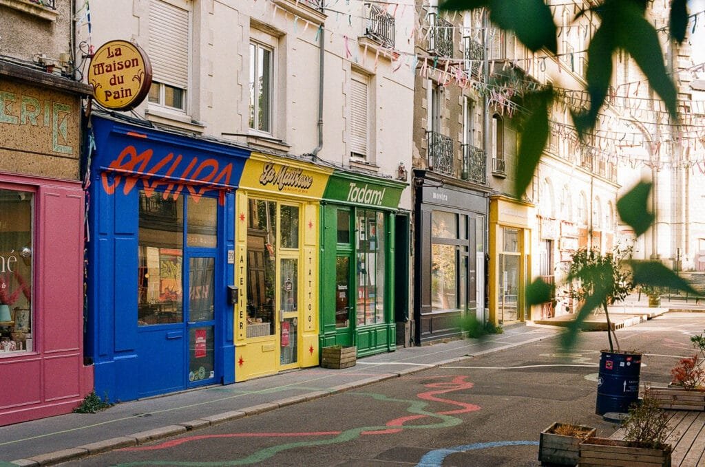 Devantures colorées de commerces rue Léon Jamin à Nantes, quartier Talensac, avec notamment la Maîtresse en maillot de bain, première photo argentique au Nikon F6