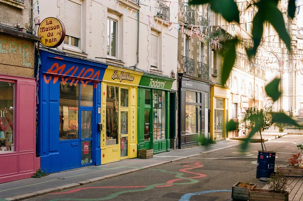 Devantures colorées de commerces rue Léon Jamin à Nantes, quartier Talensac, avec notamment la Maîtresse en maillot de bain, première photo argentique au Nikon F6