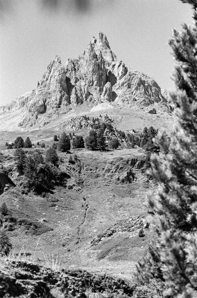 Sommet rocheux escarpé de la vallée de la Clarée dans les Hautes-Alpes, photographié en noir et blanc sur pellicule Ilford HP5 avec un Nikon F6