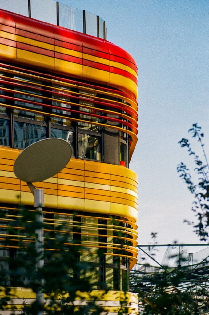 Angle arrondi du Mercure III, bandes rouges et jaunes, lampadaire au premier plan, Beaugrenelle