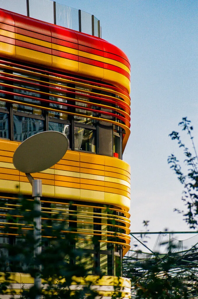 Angle arrondi du Mercure III, bandes rouges et jaunes, lampadaire au premier plan, Beaugrenelle