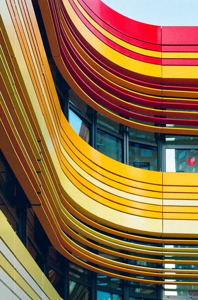 Courbes des bandes d'aluminium rouges et jaunes du Mercure III, Beaugrenelle, SantaColor 800