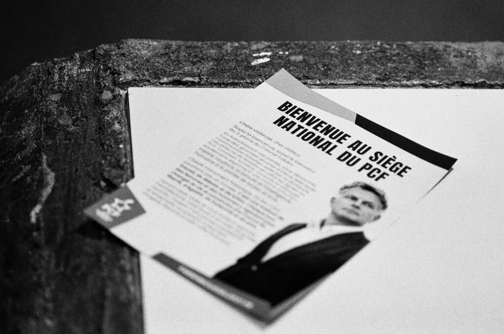 Brochure d'accueil du siège national du PCF posée sur un muret en béton, Espace Niemeyer, Paris