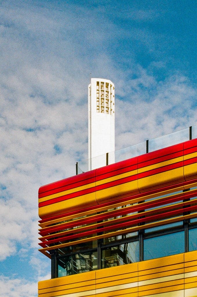 Cheminée blanche du Front de Seine au-dessus des bandes rouges et jaunes du Mercure III, Beaugrenelle