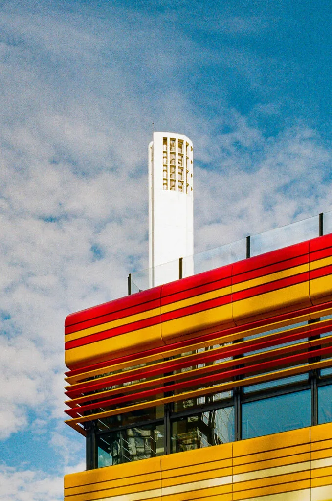 Cheminée blanche du Front de Seine au-dessus des bandes rouges et jaunes du Mercure III, Beaugrenelle